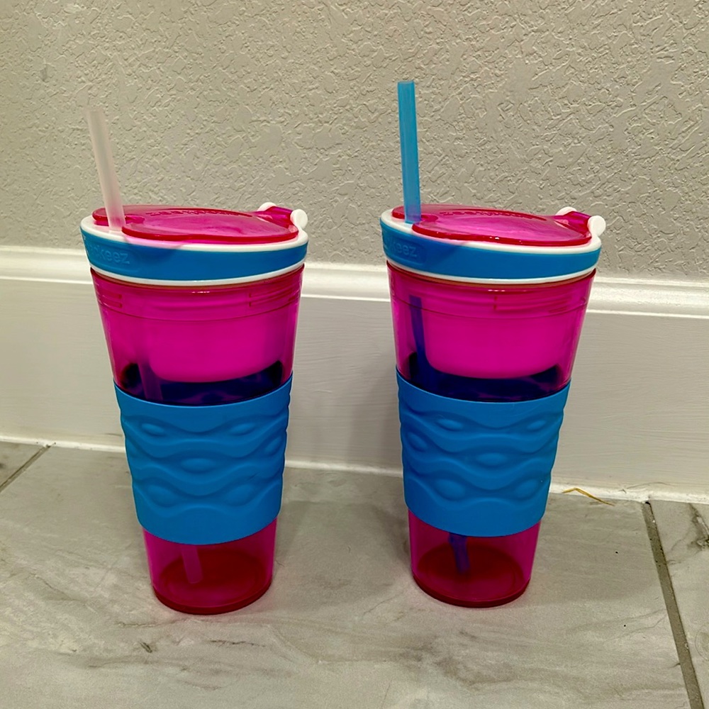 2 pack, Snackeez cups, pink and blue.